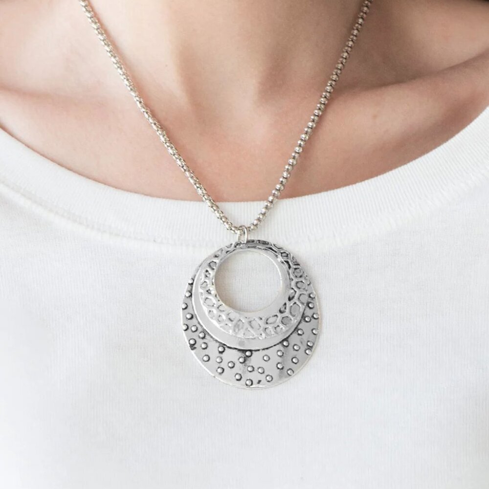 Paparazzi Jewelry Accessories - Texture Trio - Silver Necklace - Vintage